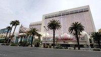 Penutupan ini tentunya berimplikasi pada karyawan yang bekerja di resor dan tempat hiburan itu. MGM Resort mengatakan bahwa pihaknya akan terus mendukung para pekerjanya tetapi tidak secara tegas menjelaskan apakah karyawan akan menerima gaji selama penutupan.