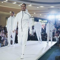 Kalau ini gaya Raphael saat beraksi sebagai model di catwalk. Pria 35 tahun ini muncul dengan tracksuit serba putih dari Adidas. (Foto: Instagram/@raphaelmaitimo)