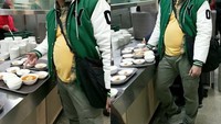 Nah, kalau momen yang satu ini ketika Moon Ji Yoon yang sedang berada di pantry sebuah restoran. Tampaknya ia sudah tidak sabar menyantap makanan yang sudah siap ini. Foto: Istimewa