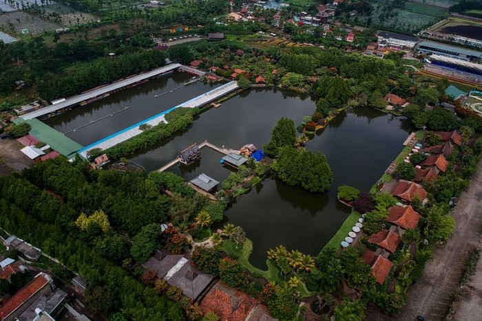 Petugas membersihkan kano di Wisata Alam Floating Market, Lembang, Kabupaten Bandung Barat, Jawa Barat, Kamis (19/3/2020). Mulai Kamis (19/3) Pemerintah Kabupaten Bandung Barat meminta agar pengelola kawasan wisata menutup usahanya selama dua minggu guna mengantisipasi kerumunan wisatawan yang berpotensi dapat memperluas penyebaran COVID-19 di Jawa Barat. ANTARA FOTO/Raisan Al Farisi/aww.