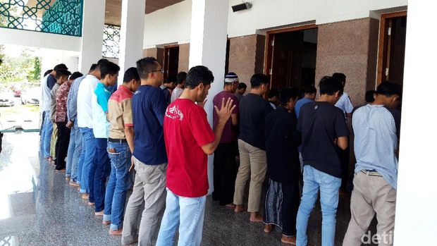 ASN dan Warga Penuhi Salat Jumat di Masjid Pemkab Boyolali