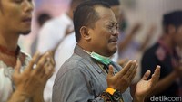 Seluruh rangkaian salat dijalani jemaah secara khusyuk.