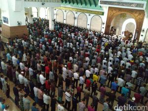 Screening Jemaah dan Saf Renggang di Salat Jumat MAJT Semarang