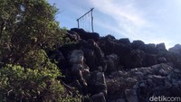 Namun, pengunjung harus tetap hati-hati saat menjelajahi tebing batu. Jika lengah, pengunjung bisa terjatuh. (Abdy Febriady/detikcom)