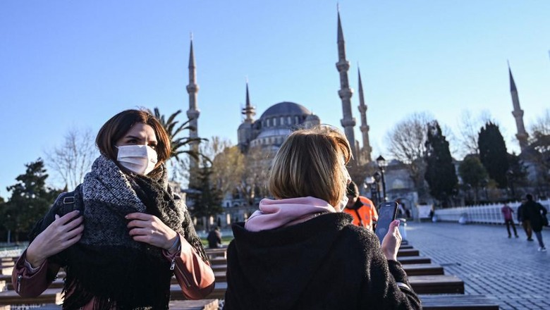 Warga Turki tampak memakai masker saat beraktivitas di dekat Masjid Sultanahmet di tengah pandemi virus Corona Women wear protective face masks near Sultanahmet Mosque also known as the Blue Mosque as the nation tries to contain the novel coronavirus, COVID-19, in Istanbul on March 17,2020. - Turkey on Monday suspended collective mosque prayers until further notice to limit the spread of the new coronavirus, while ordering the closure of public spaces including cinemas. The interior ministry later Monday said theatres, cinemas, concert halls, restaurants where there is live music, shisha cafes and places serving tea and coffee,night clubs,bars would be closed