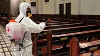 Untuk mencegah penyebaran virus corona, pihak gereja melakukan penyemprotan disinfektan.