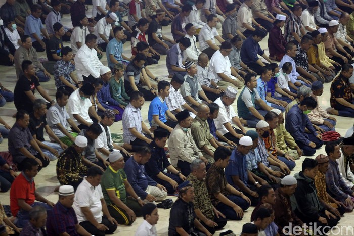 Corona Mewabah, Jamaah Istiqlal Panjatkan Qunut Nazilah Masjid Istiqlal menggelar salat zuhur berjamaah sebagai pengganti salat Jumat. Para imam dan jemaah juga membaca qunut nazilah di tengah wabah corona.