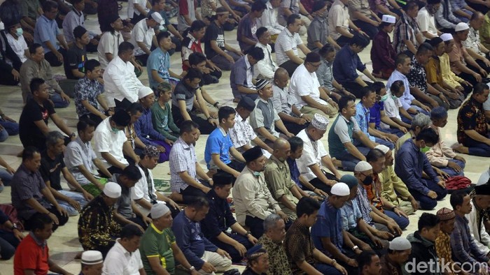 Corona Mewabah, Jamaah Istiqlal Panjatkan Qunut Nazilah Masjid Istiqlal menggelar salat zuhur berjamaah sebagai pengganti salat Jumat. Para imam dan jemaah juga membaca qunut nazilah di tengah wabah corona.
