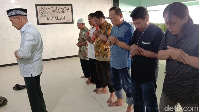 salat jumat di masjid al falah hanya 7 org
