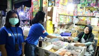 Pembagian tersebut dilakukan kepada masyarakat di sekitar kantor pusat Jamkrindo di daerah Kemayoran, Jakarta Pusat. Seperti di pasar tradisional ini salah satunya. Foto: dok. Jamkrindo