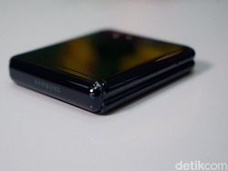 Unboxing Ponsel Layar Lipat Samsung Harga Rp 21,8 Juta