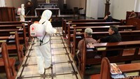 Ia menambahkan, penyemprotan disinfektan dilakukan agar area gereja bersih dari virus.