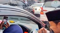  Di bulan Ramadhan, Arya juga terjun langsung ke jalan untuk membagikan makanan dan minuman berbuka puasa. Seorang ibu dengan santai meminta foto bareng orang nomor satu di Kota Bogor ini. Semoga lekas sembuh Arya Bima! Foto: instagram @aryabimasugiarto
