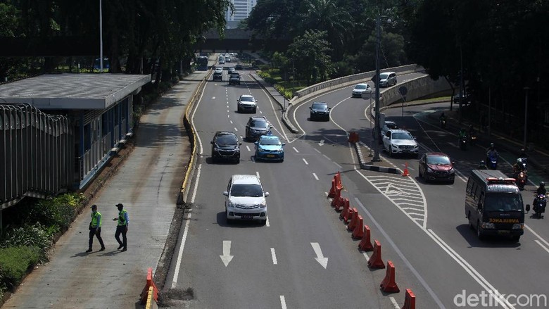 Tanpa Ganjil-genap, Jalan Sudirman Tetap Lengang Himbauan bekerja dari rumah untuk meminimalisir persebaran virus corona berdampak pada arus lalu lintas yang lebih sedikit. Seperti terlihat di Jalan Sudirman, Jakarta.
