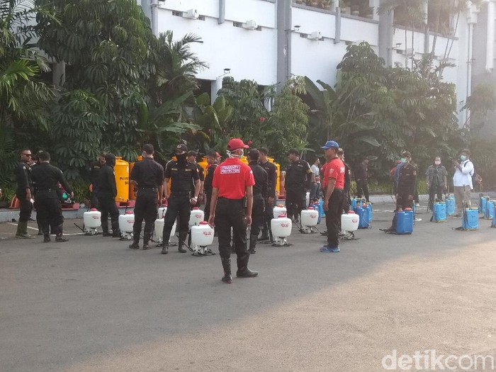 Pemkot Surabaya terus mengintensifkan dan memasifkan penyemprotan disinfektan. Ada 300 alat penyemprot yang dibagikan kepada kecamatan hingga tingkat RW.