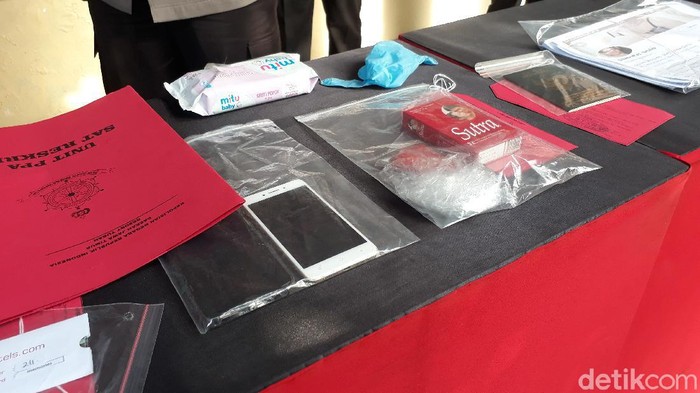 Praktik suami jual istri dengan layanan seks berempat atau foursome terbongkar di Tuban. Ardian Elga Mardhani (28) menawarkan paket foursome tersebut hingga Rp 6 juta.