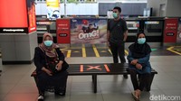 Saat ini kursi di ruang tunggu dipasangi tanda jarak minimal antar penumpang.
