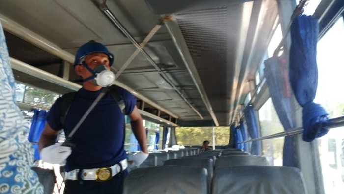Kendaraan Umum Di Pantura Tuban di Semprot Disinfektan