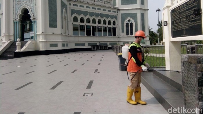Masjid Raya Medan Disemprot Disinfektan