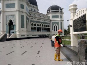 Cegah Corona, Masjid Raya Medan Disemprot Disinfektan Jelang Salat Jumat