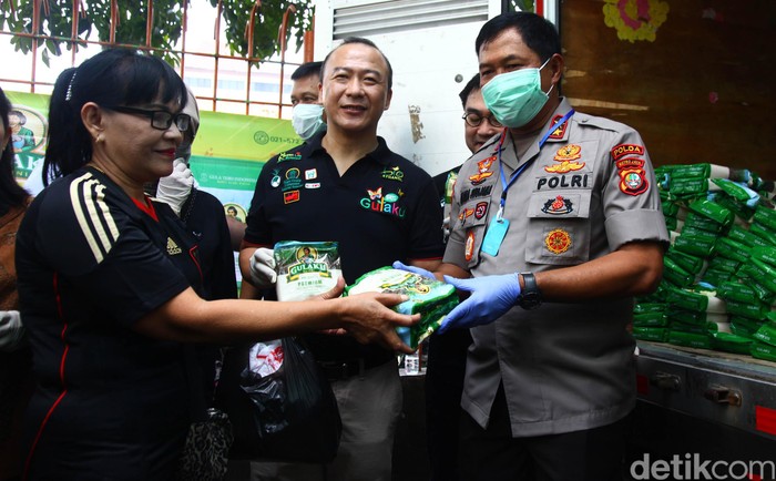 Kapolda Metro Jaya Cek Stok Pangan di Pasar Palmerah Kapolda Metro Jaya Irjen Nana Sudjana melakukan sidak ke Pasar Palmerah, Jakarta Barat, untuk mengecek ketersediaan bahan pangan di tengah wabah Coronavirus Disease 2019 (COVID-19), Jumat (20/3/2020). Irjen Nana memastikan stok pangan untuk kebutuhan masyarakat DKI Jakarta masih mencukupi.