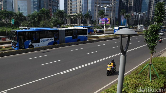 Himbauan bekerja dari rumah untuk meminimalisir persebaran virus corona berdampak pada arus lalu lintas yang lebih sedikit. Seperti terlihat di Jalan Sudirman, Jakarta.