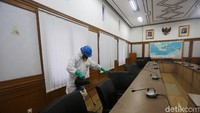 Meja dan bangku tak luput dari penyemprotan disinfektan.