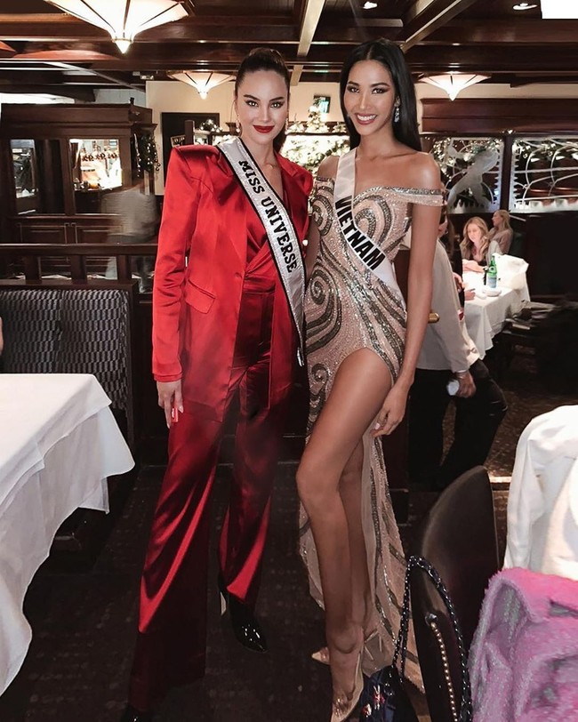 Mia Hoang bersama Miss Universe 2018 Catriona Gray. Nggak kalah cantik ya? (Foto: Instagram/@hoangthuy_official)