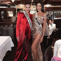 Mia Hoang bersama Miss Universe 2018 Catriona Gray. Nggak kalah cantik ya? (Foto: Instagram/@hoangthuy_official)