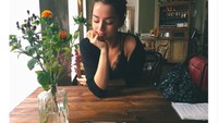 Begini pose manis Ana saat sedang menunggu makanan datang di restoran. “Sunday brunch di Berlin,” tulisnya. Foto: Instagram ana_d_armas
