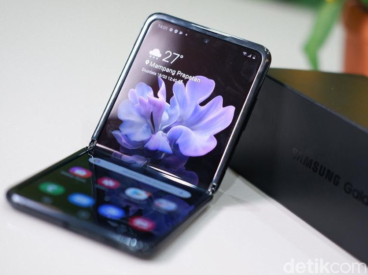 Unboxing Ponsel Layar Lipat Samsung Harga Rp 21,8 Juta