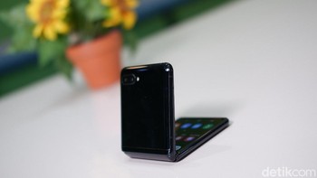 Galaxy Z Flip punya baterai 3.300 mAh dengan pengisian cepat 15W. Tersemat sensor sidik jari di pinggiran bodinya. Foto: Adi Fida Rahman/detikINET