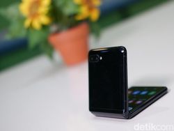 Unboxing Ponsel Layar Lipat Samsung Harga Rp 21,8 Juta