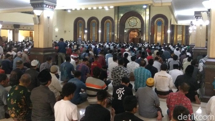 Ratusan jemaah di Cimahi dan Tasikmalaya tetap melaksanakan salat Jumat