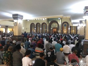 Corona Mewabah, Ratusan Warga Cimahi dan Tasikmalaya Tetap Jumatan
