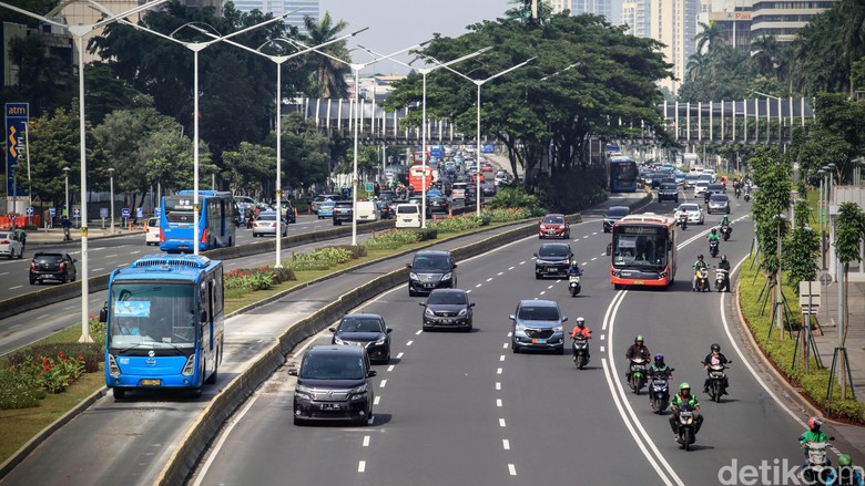 Tanpa Ganjil-genap, Jalan Sudirman Tetap Lengang Himbauan bekerja dari rumah untuk meminimalisir persebaran virus corona berdampak pada arus lalu lintas yang lebih sedikit. Seperti terlihat di Jalan Sudirman, Jakarta.