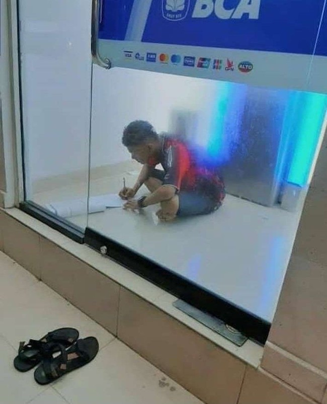 Ketika sekolah menganjurkan untuk belajar di rumah, tapi suasana dan kondisi rumah yang panas banget. Santuy belajar di ATM ! Foto: Istimewa