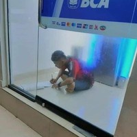 Ketika sekolah menganjurkan untuk belajar di rumah, tapi suasana dan kondisi rumah yang panas banget. Santuy belajar di ATM ! Foto: Istimewa