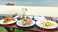 Mantan pasangan Marc Clotet ini juga mampir ke pantai saat liburan di Thailand. Momennya makin lengkap ditemani makanan enak seperti roti hingga Vietnamese roll. Foto: Instagram ana_d_armas