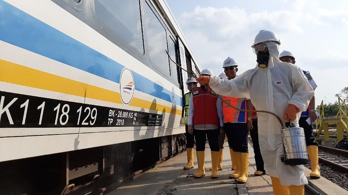 PT KAI menyemprotkan rangkaian kereta LRT untuk mencegah Corona (Raja Adil/detikcom)