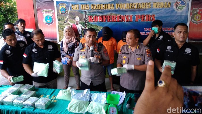 Polrestabes Medan tangkap sindikat narkoba dengan barang bukti 15 kg sabu dan 60 ribu butir ekstasi (Datuk Haris Molana/detikcom)

Ilustrasi barang bukti narkoba