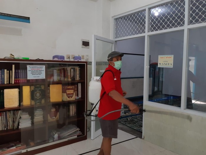 pdip surabaya semprot disinfektan di tempat ibadah