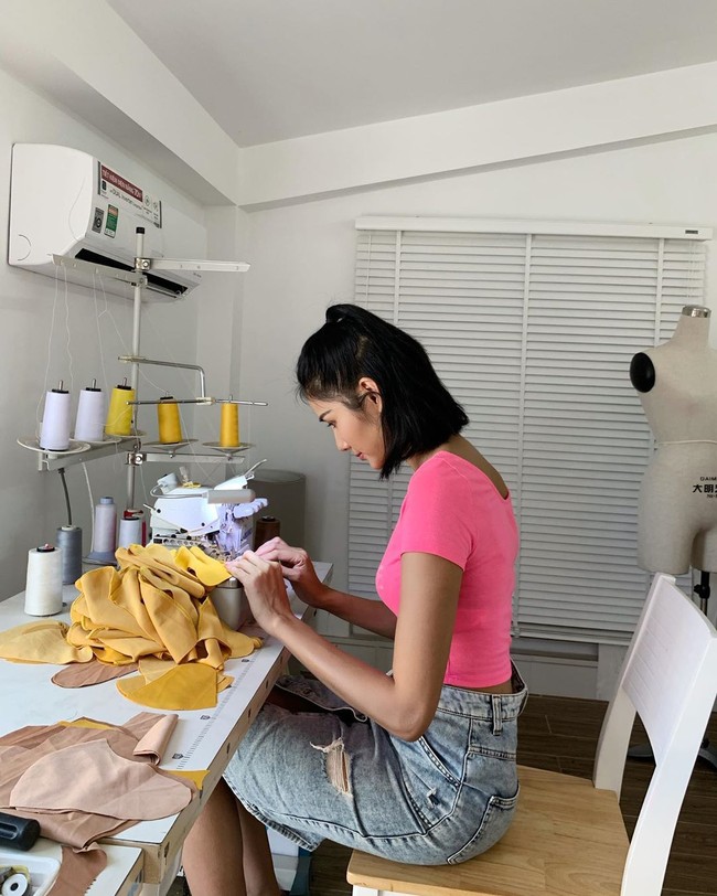 Ia membantu dengan menggunakan bakat menjahitnya. Making face masks, I will give them all for charity, tulis Mia Hoang kepada 205 ribu pengikutnya di Instagram, Minggu (15/3/2020). (Foto: Instagram/@hoangthuy_official)