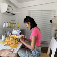 Ia membantu dengan menggunakan bakat menjahitnya. Making face masks, I will give them all for charity, tulis Mia Hoang kepada 205 ribu pengikutnya di Instagram, Minggu (15/3/2020). (Foto: Instagram/@hoangthuy_official)