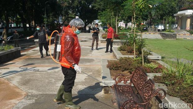 Pakai APD, Bupati Magelang Semprot Disinfektan di Rumah Dinas-Lapangan