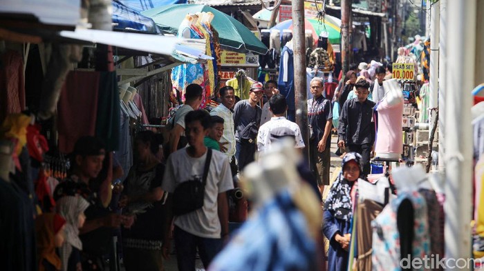 Para pedagang beraktifitas di Pasar Tanah Abang, Jakarta, Jumat (20/3/2020). Menurut sejumlah pedagang, terjadi penurunan jumlah pembeli secara signifikan sejak Senin lalu. Sepinya Pasar Tanah Abang karena himbauan berdiam di rumah untuk meminimalisir penyebaran virus Corona.