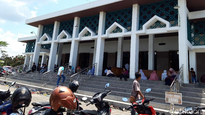 Suasana salat Jumat di Masjid Ageng kompleks kantor Pemkab Boyolali, Jumat (20/3/2020).