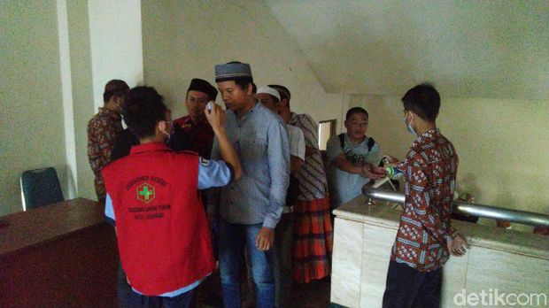 Screening Jemaah dan Saf Renggang di Salat Jumat MAJT Semarang