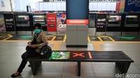 Warga menerapkan imbauan social distancing dengan duduk di kursi yang telah dipasangi tanda.