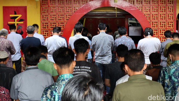 Di tengah wabah corona, Masjid Lautze, Kota Bandung, tetap menggelar salat Jumat. Ratusan orang mengikuti salat Jumat ini.
